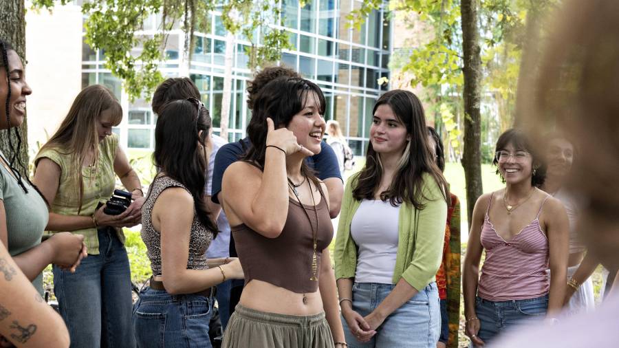 Casi todos los estudiantes llevan un teléfono en la mano mientras recorren el campus.