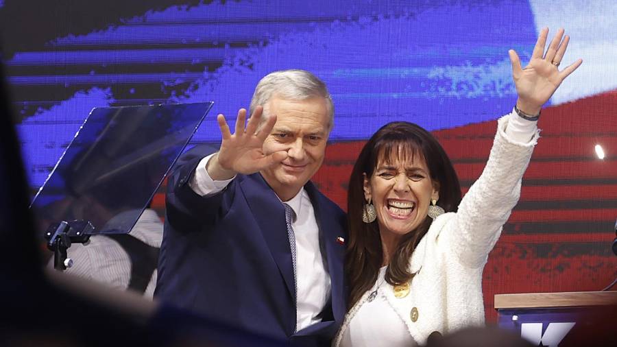 AME8392. SANTIAGO (CHILE), 14/12/2025.- El presidente electo de Chile, el ultraderechista José Antonio Kast, y su esposa, María Pía Adriasola, celebran este domingo, en Santiago (Chile). EFE/ Elvis González