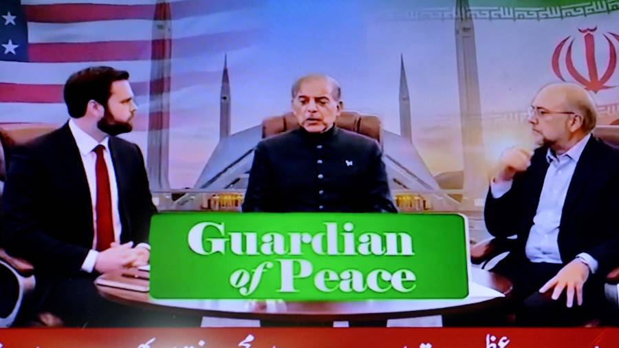 El vicepresidente de Estados Unidos, JD Vance, el primer ministro pakistaní, Shehbaz Sharif (c), y el presidente del Parlamento iraní, Mohammad Bagher Ghalibaf (d), en Islamabad, Pakistán.