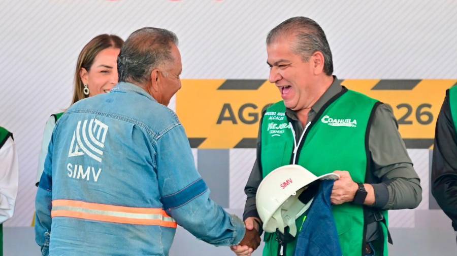 El alcalde Miguel Ángel Riquelme Solís entregó nuevos uniformes a trabajadores del Sistema Integral de Mantenimiento Vial.