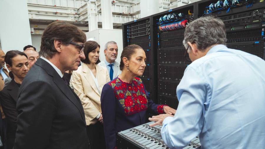 La presidenta de México, Claudia Sheinbaum (c), acompañada por el presidente de la Generalitat, Salvador Illa (i), ha visitado este domingo el BSC-CNS, en Barcelona, con vistas a reforzar la colaboración con España en el campo de la investigación y el desarrollo de la IA.