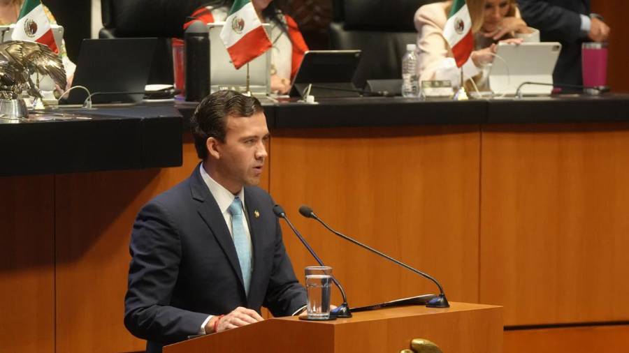 El legislador Gabriel Elizondo celebra reapertura del Puente Internacional II para camiones vacíos.