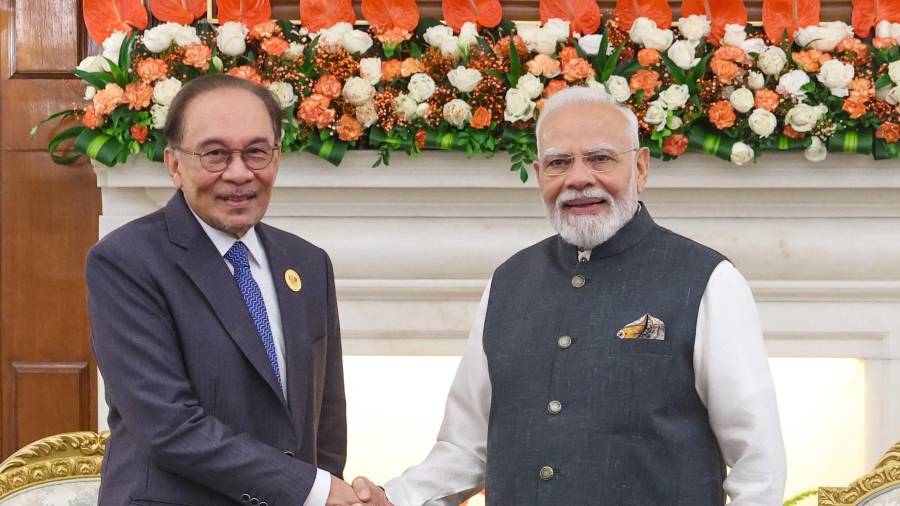 El primer ministro de India, Narendra Modi (derecha), estrecha la mano de su homólogo de Malasia, Anwar Ibrahim, durante una reunión en un aparte de la cumbre de BRICS en Nueva Delhi, India, el 12 de septiembre de 2026.