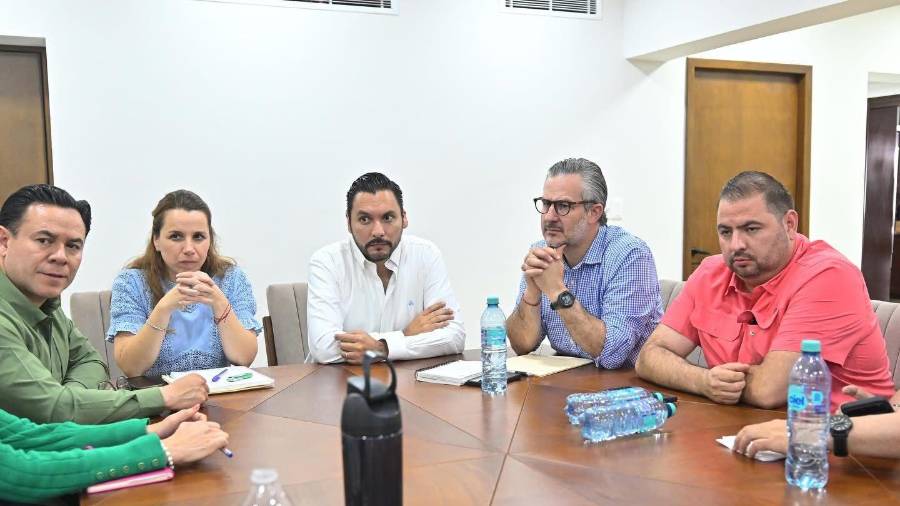 Carlos Villarreal Pérez (centro) encabezó reunión con autoridades estatales para fortalecer la coordinación en Monclova.