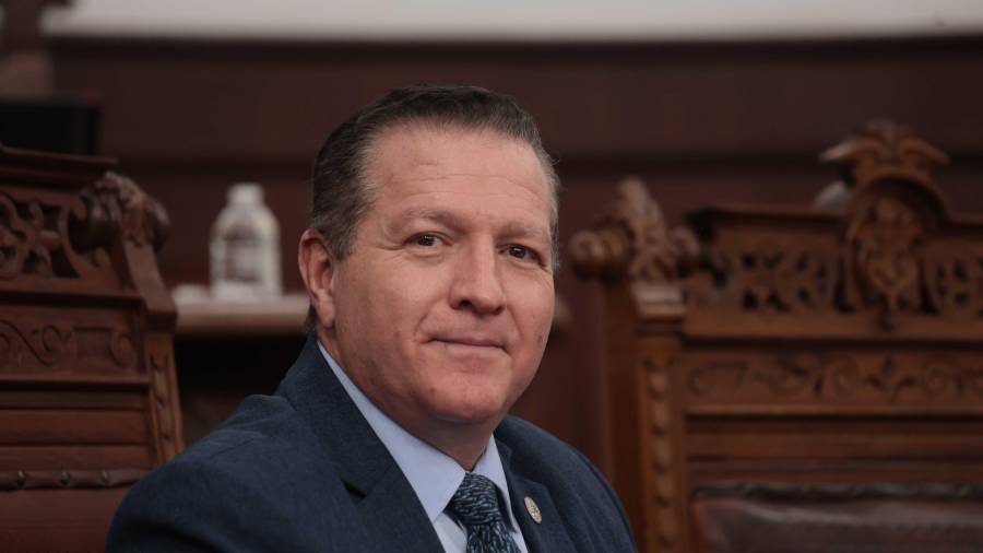 El diputado Fernando Rodríguez pidió la intervención del Gobierno federal ante la situación que enfrentan 15 médicos coahuilenses que realizan especialidades en Cuba, afectados por la crisis económica y la falta de servicios básicos.