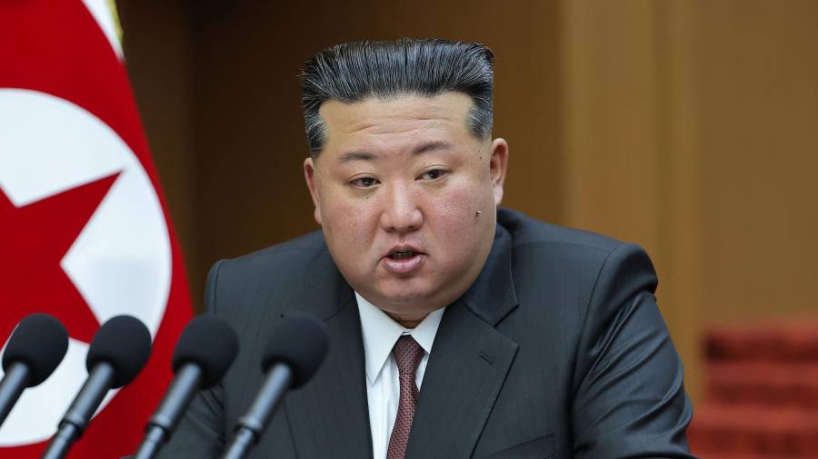 En esta imagen proporcionada por el gobierno norcoreano, su líder, Kim Jong Un, ofrece un discurso durante una sesión de la Asamblea Suprema del Pueblo en el parlamento en Pyongyang, Corea del Norte.