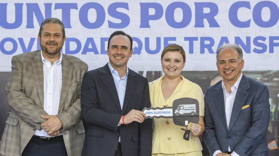 General Motors entregó tres camionetas eléctricas Chevrolet BrightDrop 600 que serán destinadas a programas de atención social en Coahuila.