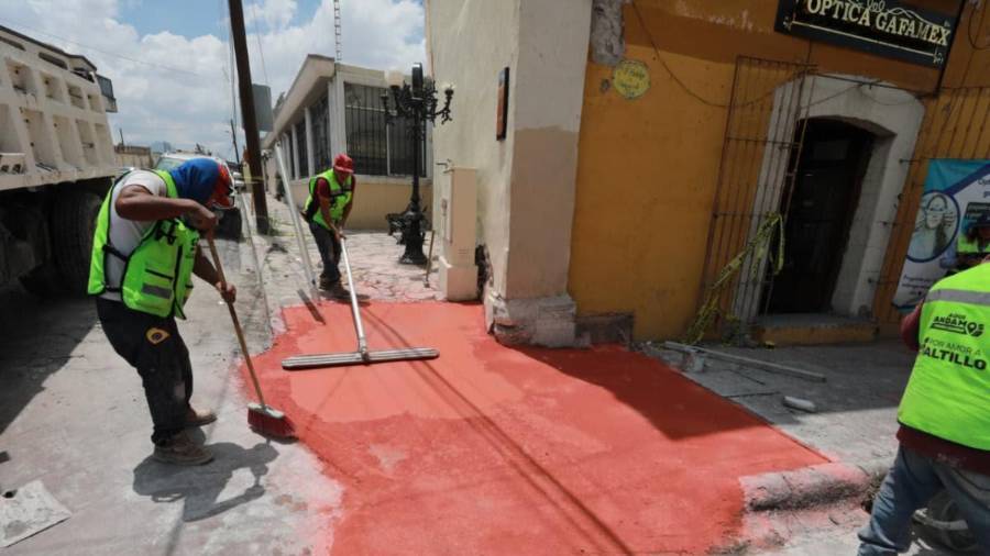Las cuadrillas del programa “Aquí Andamos” rehabilitan banquetas sobre la calle Miguel Hidalgo para fortalecer la movilidad peatonal.