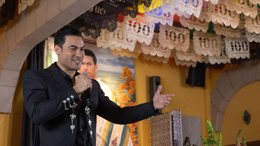 Visita. El cantante mantiene una fuerte conexión con Coahuila, tierra natal de su esposa y parte importante de su historia personal.