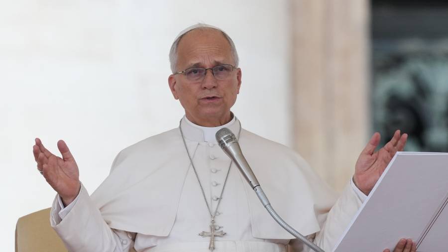 El papa León XIV ofrece su audiencia general en la plaza de San Pedro del Vaticano, el miércoles 9 de septiembre de 2026.