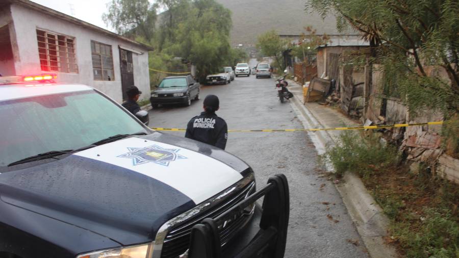 Autoridades municipales llegaron al lugar de los hechos para acordonar el área.