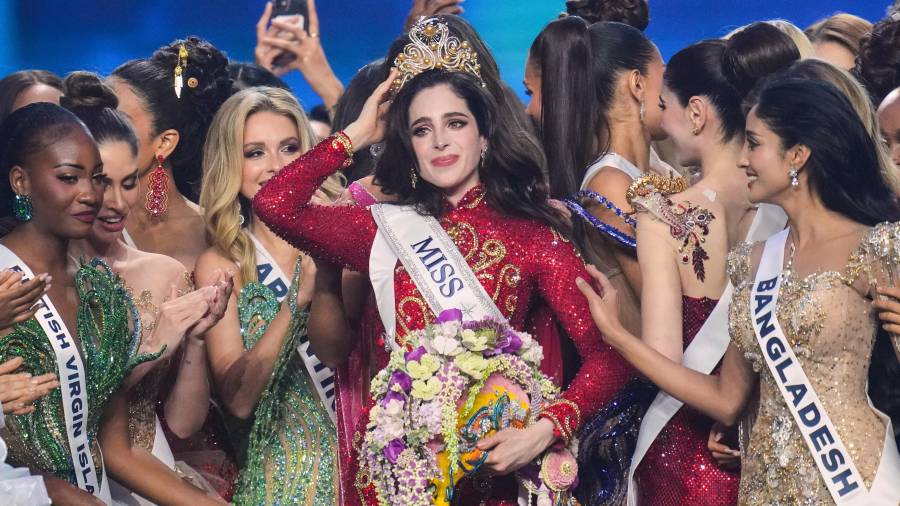 Las acusaciones de un presunto fraude en el certamen Miss Universo 2025, señala Riva Palacio, coincidió con la desconfianza estructural que padece México, donde muchas decisiones se mezclan con intereses políticos y patrocinios opacos.