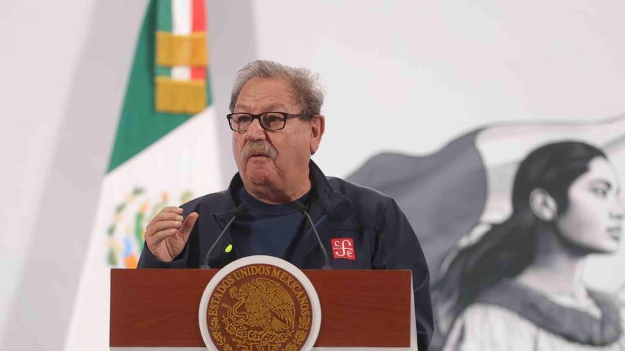 El Fondo de Cultura Económica (FCE), a cargo de Paco Ignacio Taibo II, repartirá 2.5 millones de libros dirigidos a personas de entre 15 y 30 años de edad en ocho naciones de América Latina.