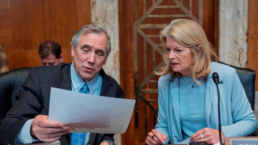 El senador demócrata por Oregon Jeff Merkley y la senadora republicana por Alaska Lisa Murkowski en el Congreso en Washington, informa AP, patrocinaron la propuesta de acabar las acciones militares en Irán.