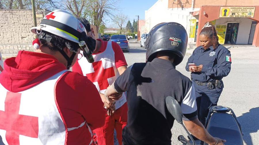 Paramédicos de la Cruz Roja auxiliaron al joven y lo trasladaron a un centro de salud.