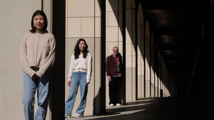 Myra Cheng, candidata a doctora en informática Cinoo Lee, investigadora postdoctoral en psicología, y Dan Jurafsky, profesor de informática y lingüística en el campus universitario de Stanford, California.