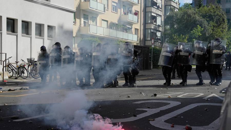 Los manifestantes se han estado reuniendo durante días antes de la marcha del domingo en Ginebra, la ciudad más grande de la zona y punto de reunión designado para los activistas que se oponen al G7.