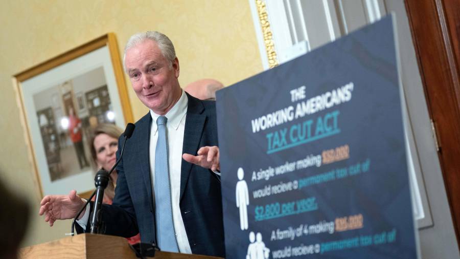 El senador demócrata por Maryland Chris Van Hollen presenta una propuesta económica en el Congreso en Washington para reducir los gravámenes de los trabajadores.