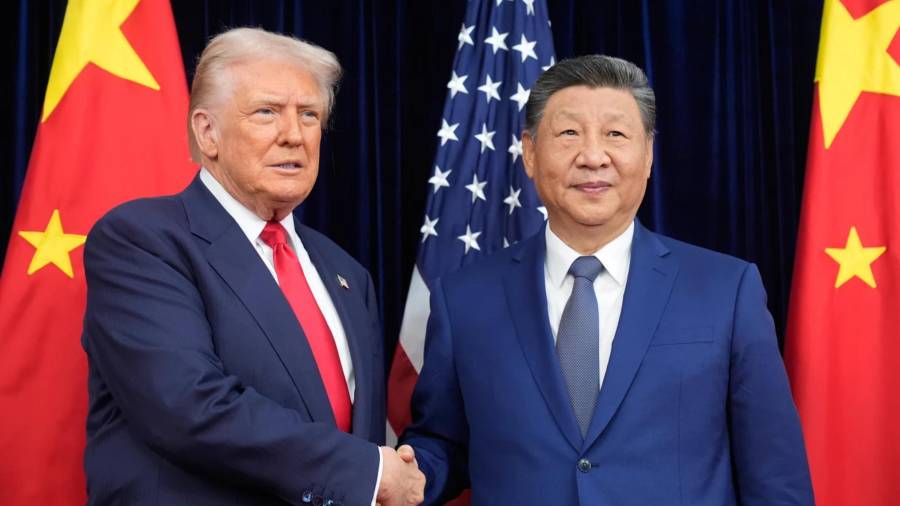 El presidente Donald Trump y el presidente chino, Xi Jinping, se estrechan la mano antes de su reunión en el Aeropuerto Internacional de Gimhae en Busan, Corea del Sur, el jueves 30 de octubre de 2025.