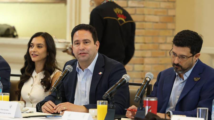 El alcalde Javier Díaz González presentó a notarios los avances en la digitalización de trámites, con el objetivo de agilizar procesos y fortalecer la seguridad jurídica en Saltillo.