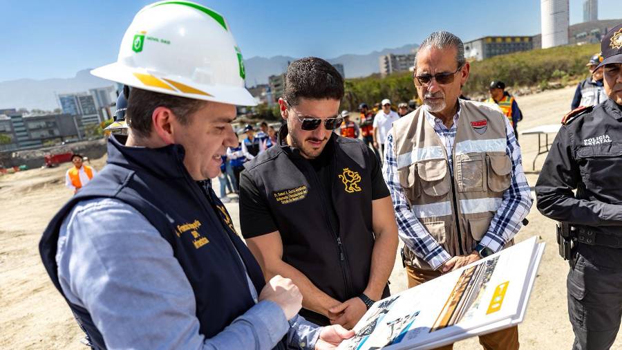 El gobernador de Nuevo León, Samuel García, supervisó los avances de construcción del Puente Nuevo Torre Rise-Obispado, este miércoles.