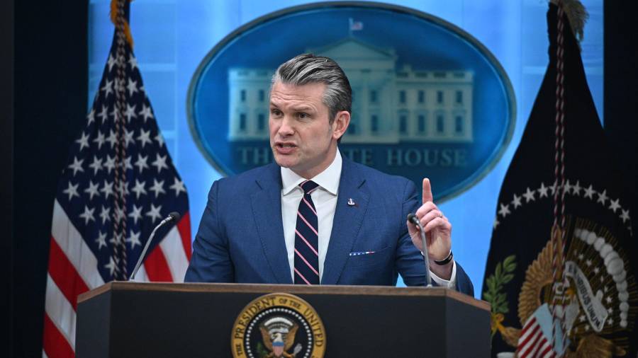 El secretario de Defensa, Pete Hegseth, en una conferencia de prensa en la que defendió la guerra de Estados Unidos contra Irán y el rescate de un piloto estadounidense derribado.