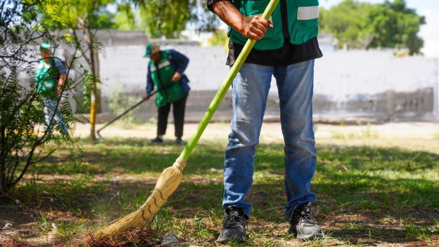 Cuadrillas municipales realizaron labores de limpieza y retiro de residuos en un inmueble reportado por vecinos.