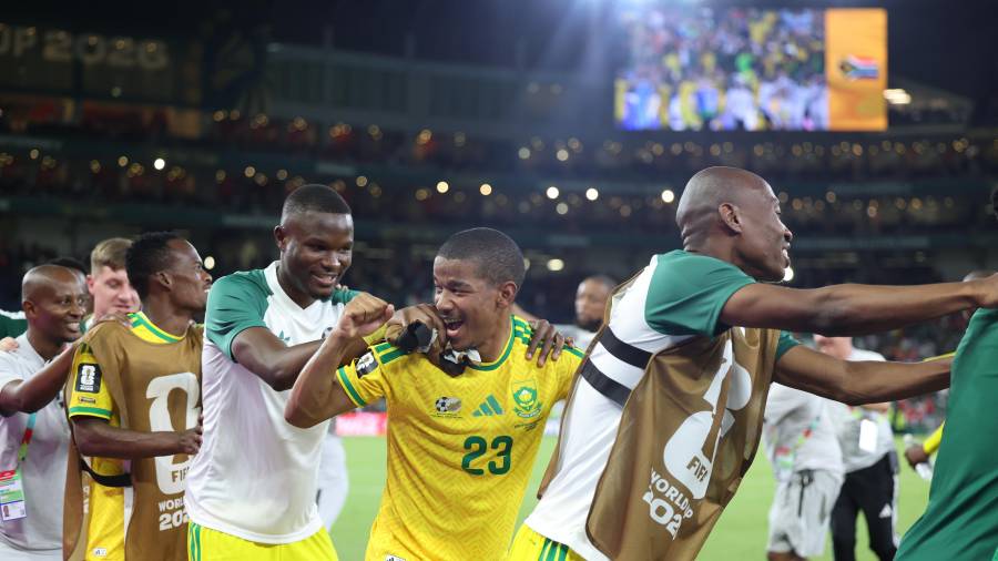 Al sudafricano, playera número 23, se le vió feliz y celebrando con sus compañeros después de vencer 1-0 a Corea del Sur en el Mundial, duelo que se disputó en Monterrey.