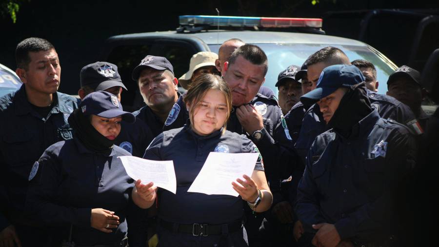 Uniformados de Temixco se sumaron al paro de labores porque quieren mejora de condiciones laborales, vales de gasolina y equipamiento.