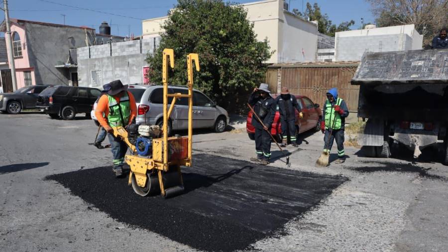 Las cuadrillas de bacheo realizan trabajos de reparación en las calles Rubí y Alejandrina, en la colonia Miravalle, y en otros puntos clave de la ciudad.