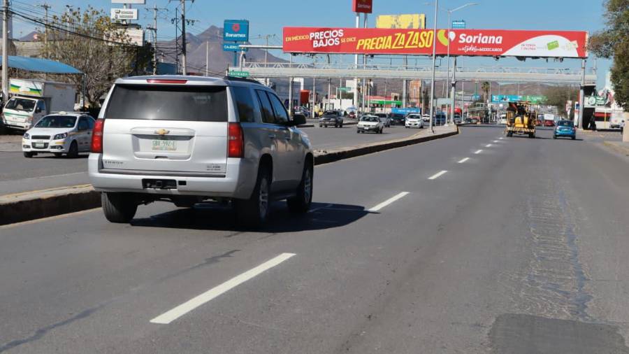 Brigadas de “Aquí Andamos” pintan carriles con material reflejante.