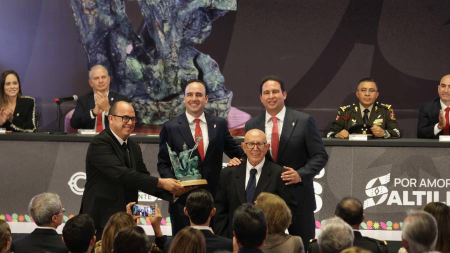 La Presea Institucional fue recibida por el presbítero Luis Fernando Morales y el presbítero Manuel Rodolfo Escobedo Díaz de León, a nombre del Colegio San José.