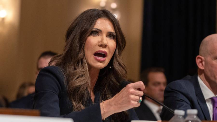 La secretaria de Seguridad Nacional, Kristi Noem, comparece ante el Comité de Seguridad Nacional de la Cámara de Representantes en el Capitolio, Washington.