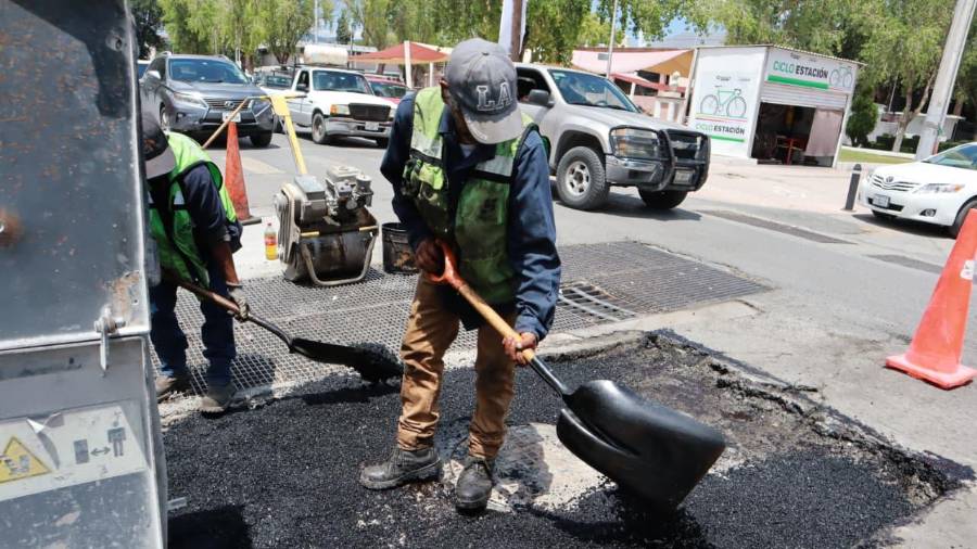 Personal municipal realiza trabajos de bacheo en el bulevar Presidente Cárdenas, Distrito Centro.