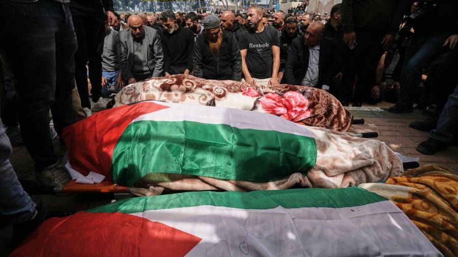 Palestinos oran en el funeral de tres mujeres palestinas que murieron en un ataque iraní en el poblado de Beit Awa, en Cisjordania, cerca de Hebrón, el jueves 19 de marzo de 2026. (AP Foto/Mahmoud Illean)