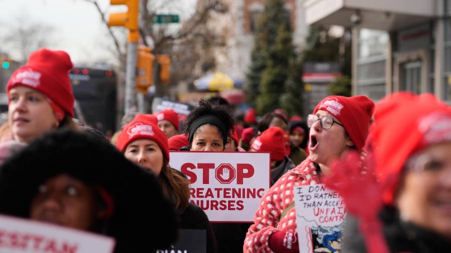 Enfermeras en huelga y simpatizantes se manifiestan fuera del Hospital Presbiteriano de Nueva York.
