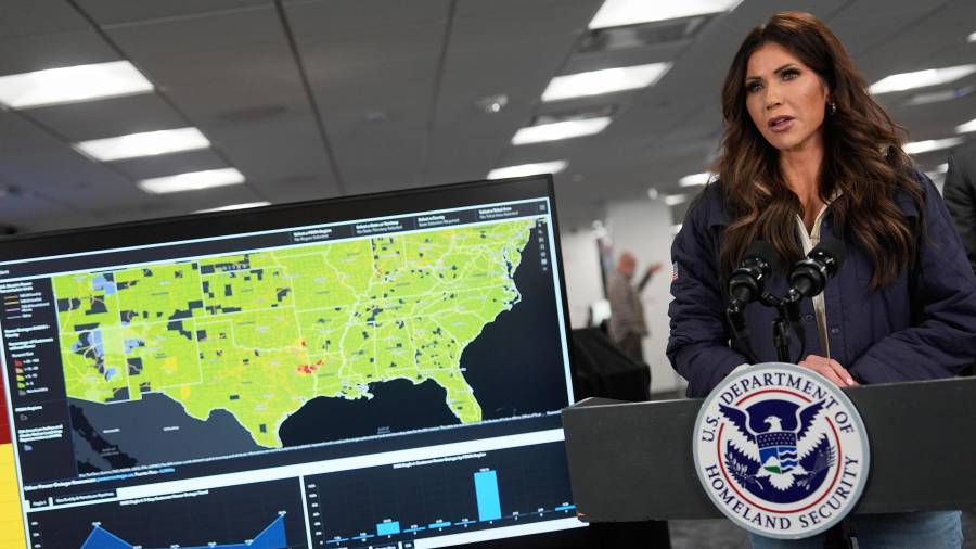 La secretaria de Seguridad Nacional, Kristi Noem, en una conferencia de prensa sobre el inminente invierno en la sede de la Agencia Federal para el Manejo de Emergencias (FEMA) en Washington.