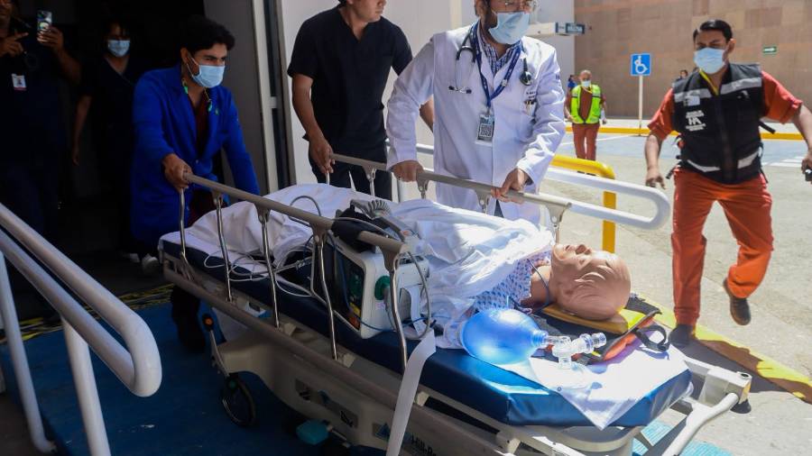 Personal de emergencia evacuó en camilla un maniquí como si fuera un paciente durante el simulacro de incendio en el Hospital Ángeles de Torreón.