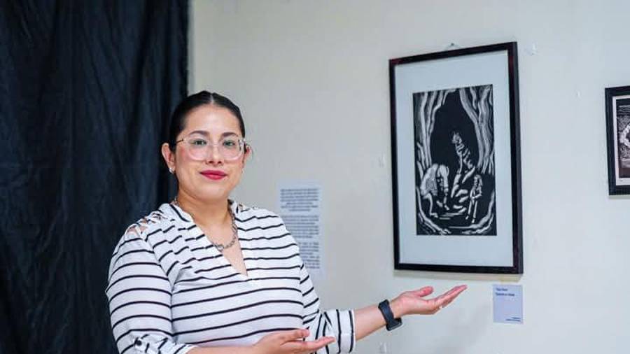 Los grabados de El caminante gris fueron realizados por Marisol Lara mediante la técnica de linóleo, a partir de relatos de la comunidad Lipán Apache.