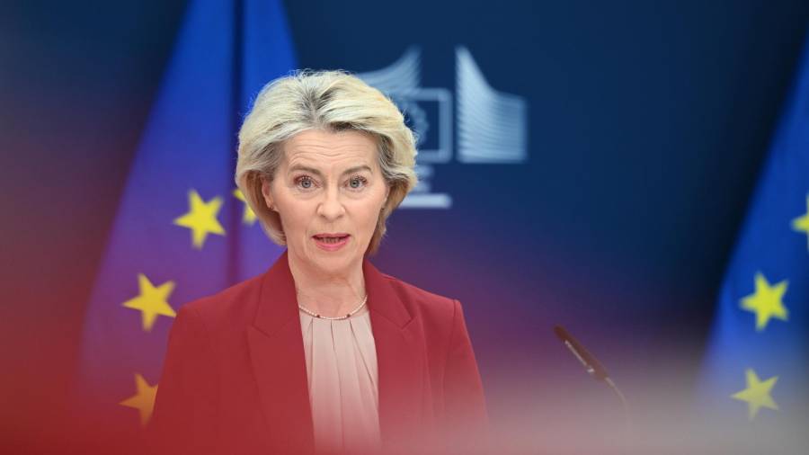 La presidenta de la Comisión Europea, Ursula von der Leyen, habla en una conferencia de prensa en la sede de la UE en Bruselas.