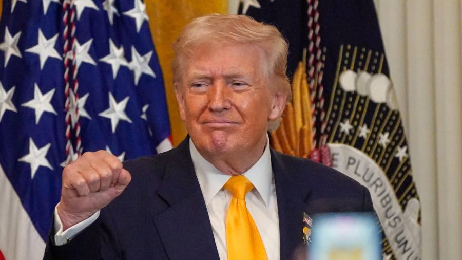 El presidente Donald Trump hace un gesto durante un evento del Mes de la Historia Negra en la Sala Este de la Casa Blanca en Washington.