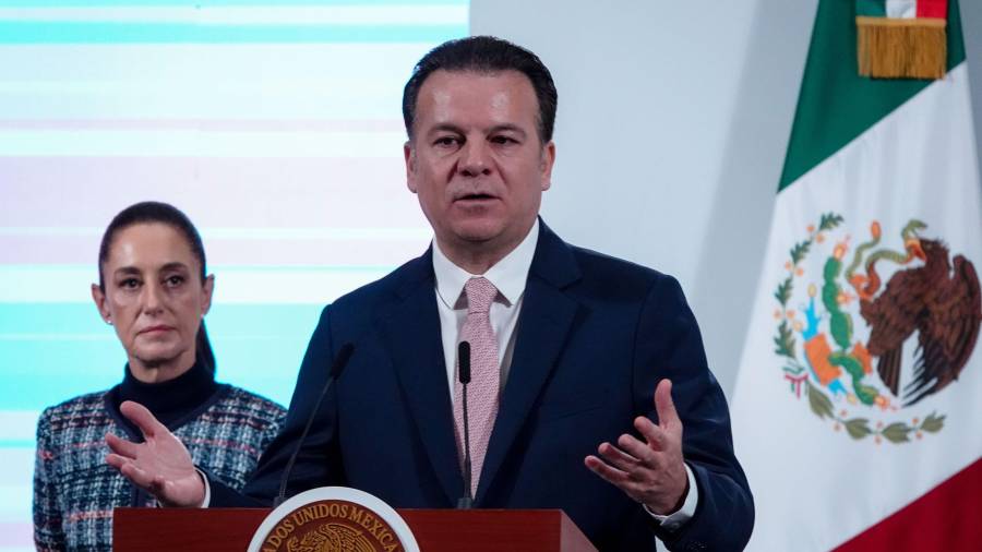 Villegas explicó que, al buscar pasar a EU, “brincó” una alerta amarilla en su documento.