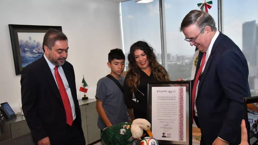 El “Pato Merlín”, la mascota que se volvió viral durante el festejo de la inauguración del Mundial 2026 en Ciudad de México, ya es marca registrada en México.