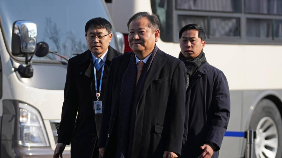 El exministro surcoreano de Interior y Seguridad, Lee Sang-min, en el centro, llegan a la Corte Constitucional en Seúl, Corea del Sur.