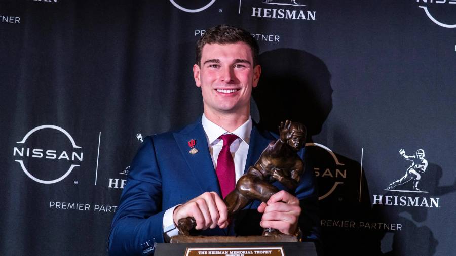 Fernando Mendoza levanta el Trofeo Heisman 2025 tras una temporada histórica con Indiana, consolidándose como orgullo latino con raíces cubanas.