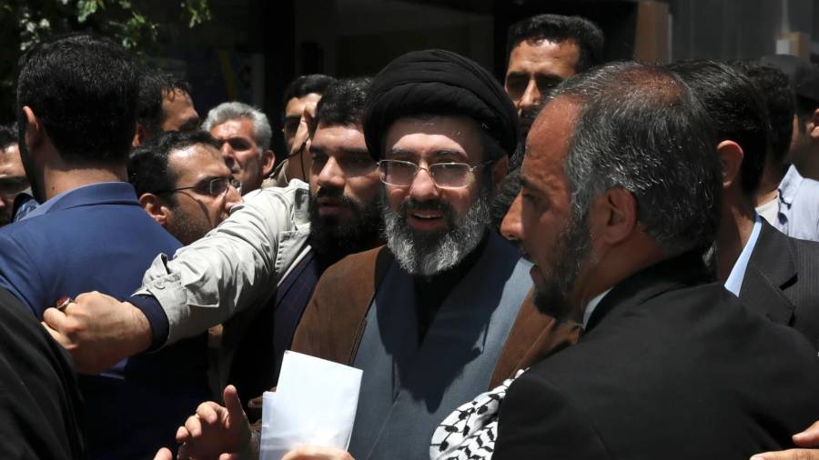 Mojtaba Khamenei, hijo del líder supremo iraní, el ayatolá Ali Khamenei (en el centro), asiste a la manifestación anual del Día de Al-Quds (o Día de Jerusalén) en Teherán, Irán, el 31 de mayo de 2019.
