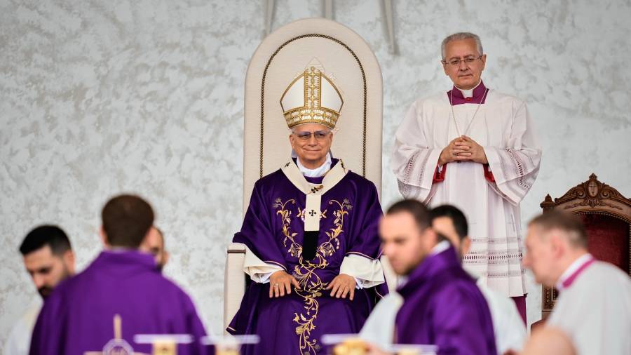 El papa León XIV se sienta mientras celebra una misa en el paseo marítimo de Beirut, Líbano.