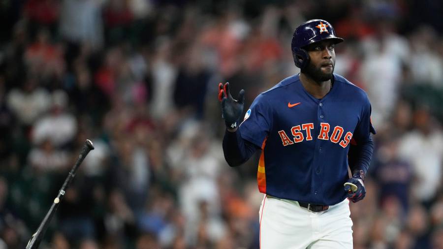 Yordan Álvarez, bateador designado de los Astros de Houston, la sigue botando y es la sensación en la primera parte de la temporada.