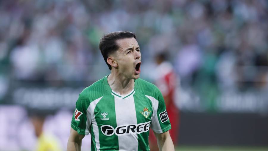 Álvaro Fidalgo celebra su gol con el Real Betis en el empate 2-2 frente al Sevilla FC durante el Gran Derbi disputado en Sevilla, España, por la jornada 26 de LaLiga.