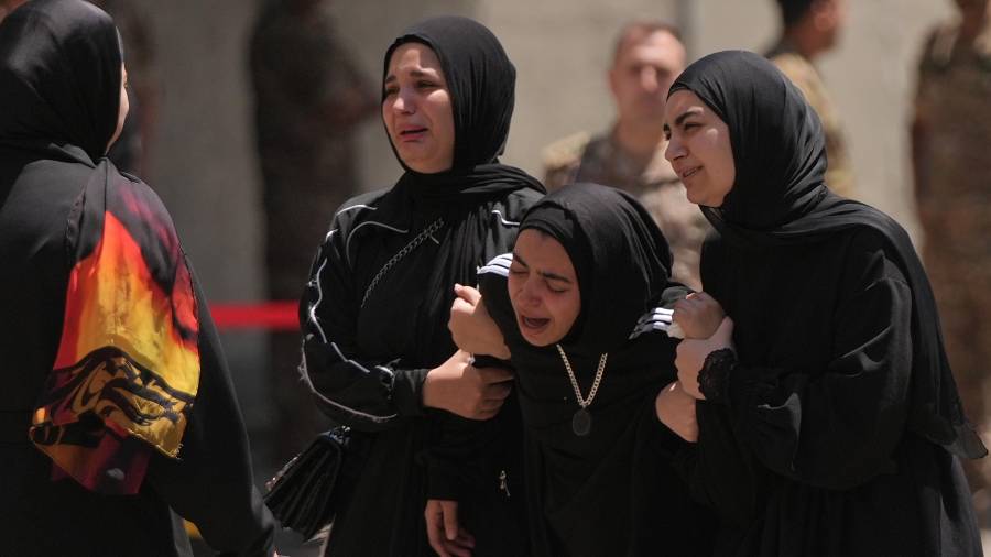 Familiares del soldado libanés Hussein Nazzal, quien murió el sábado en el sur del Líbano junto con un general de brigada y un capitán en un ataque aéreo israelí, lloran durante su cortejo fúnebre en Beiru.